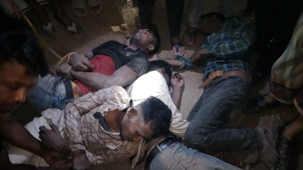 মাদারীপুরের শিবচরে ডাকাত সন্দেহে চারজনকে গণপিটুনি; ছুরি চাকু উদ্ধার